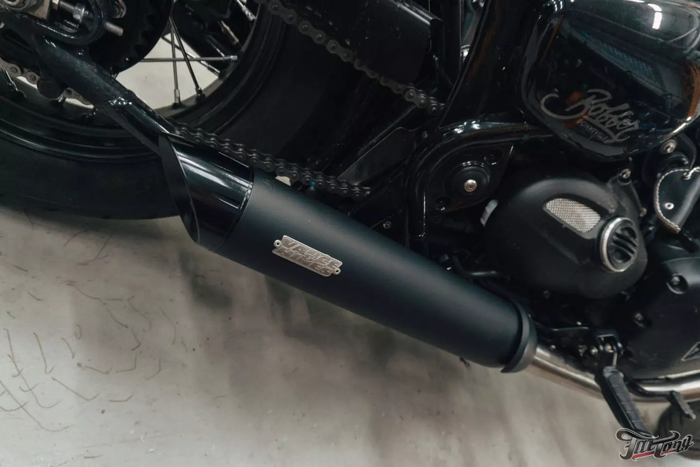 Поработали над выхлопной системой Triumph Bonneville Bobber 1200 и перешили на него сиденье
